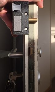 serrure encastrée et serrure en applique
