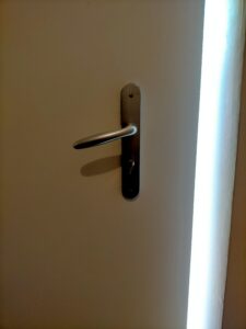 la-poignée-de-porte-indique-l-usure-de-la-serrure