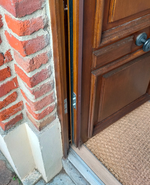 installation-renforts-de-paumelles-a-lambersart-pour-renforcer-une-porte-en-bois
