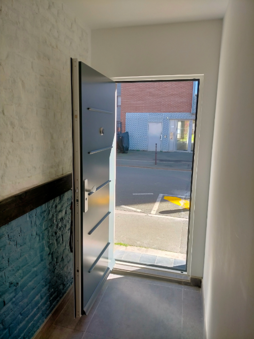 installation-porte-blindée-maison-tordjman-metal-newporte-home-a-la-madeleine-pres-de-lille-vue-profil-500px