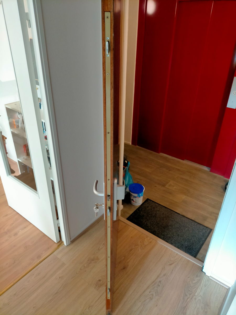 installation-serrure-3-points-encastree-vachette-avec-poignee-blindee-tirage-rue-flament-reboux-a-la