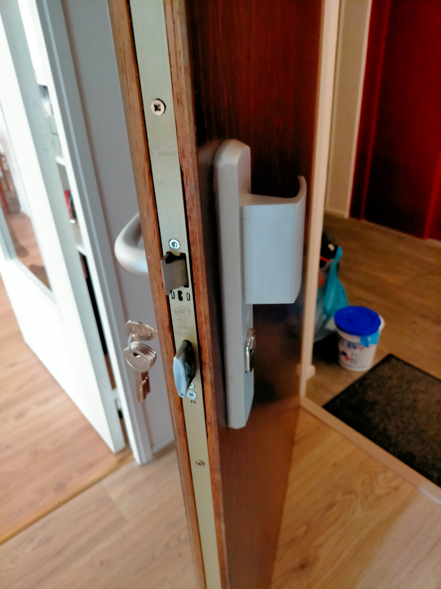 zoom-serrure-3-points-encastree-vachette-avec-poignee-blindee-tirage-rue-flament-reboux-a-lambersart