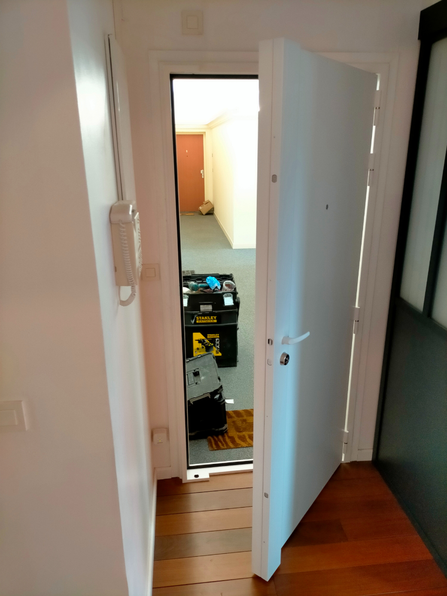 vue-porte-entrouverte-superblindage-tordjman-rmetic-copro-5-points-place-philippe-lebon-59000-lille-